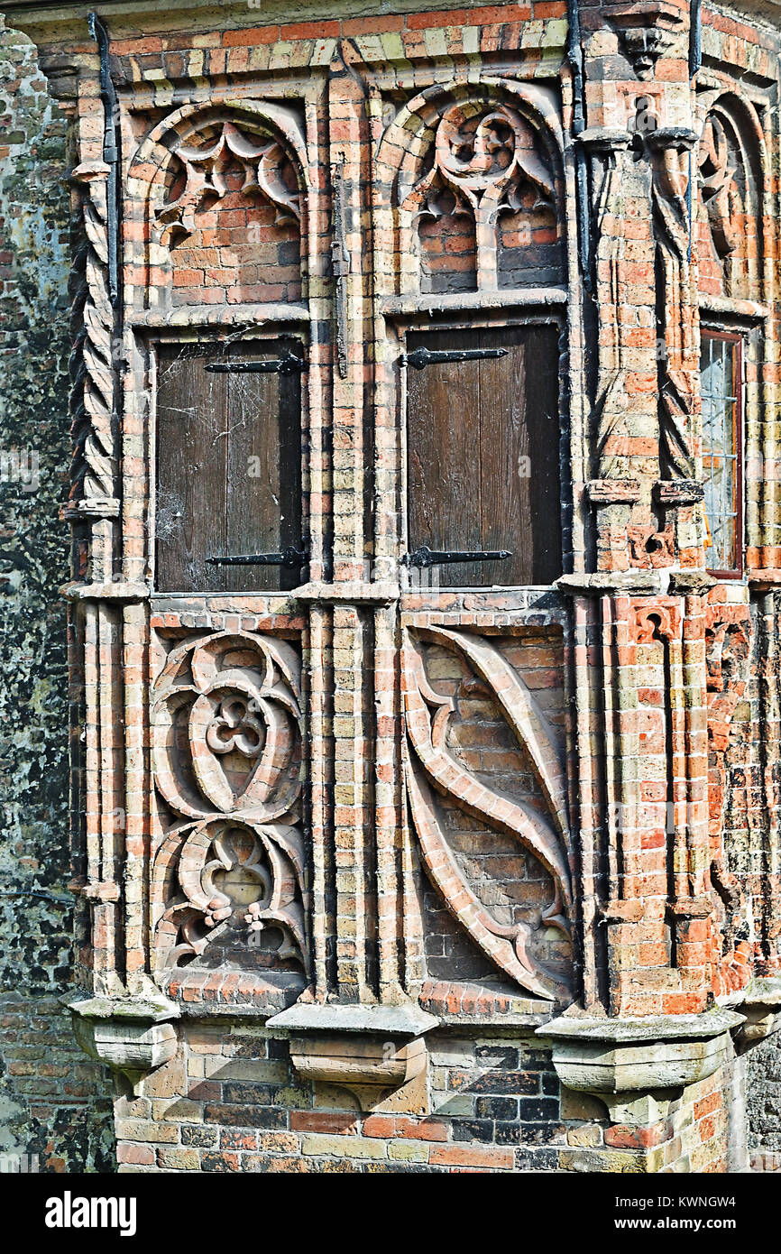 Frammento di decorazione esterna di antica cattedrale fiammingo. Muratura, legno tenda da sole Foto Stock