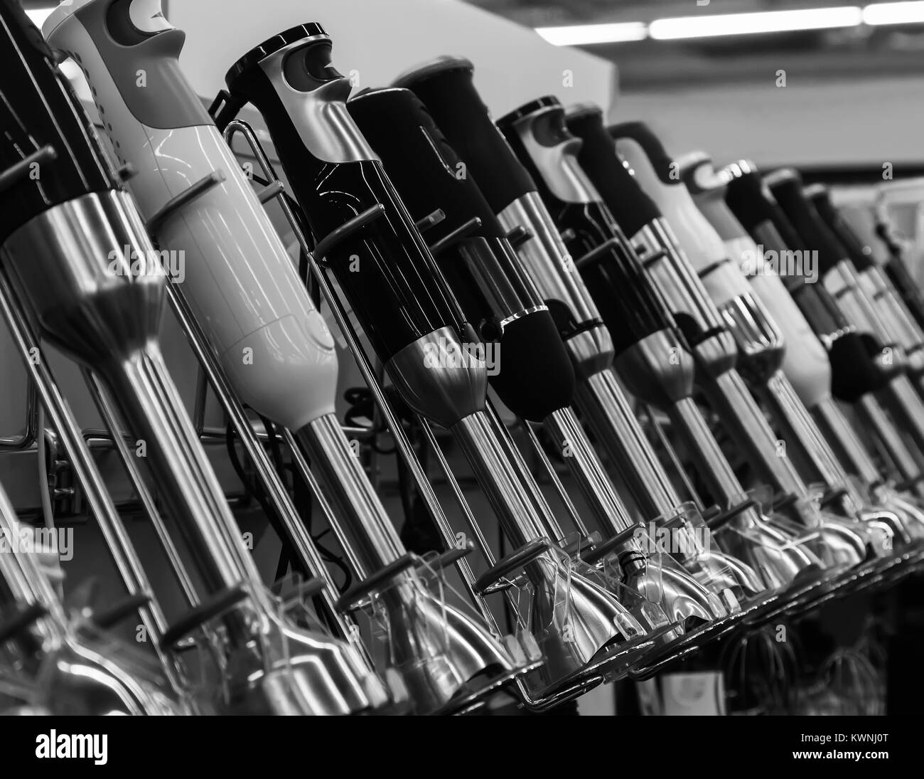 Frullatori nella vetrina del negozio. Immagine in bianco e nero. Foto Stock