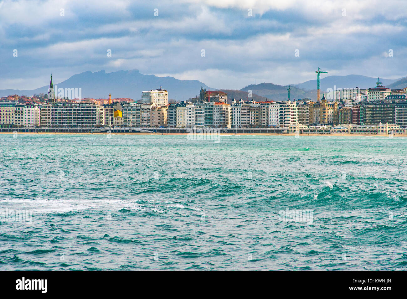 Una veduta di San Sebastian, Spagna dal mare Foto Stock