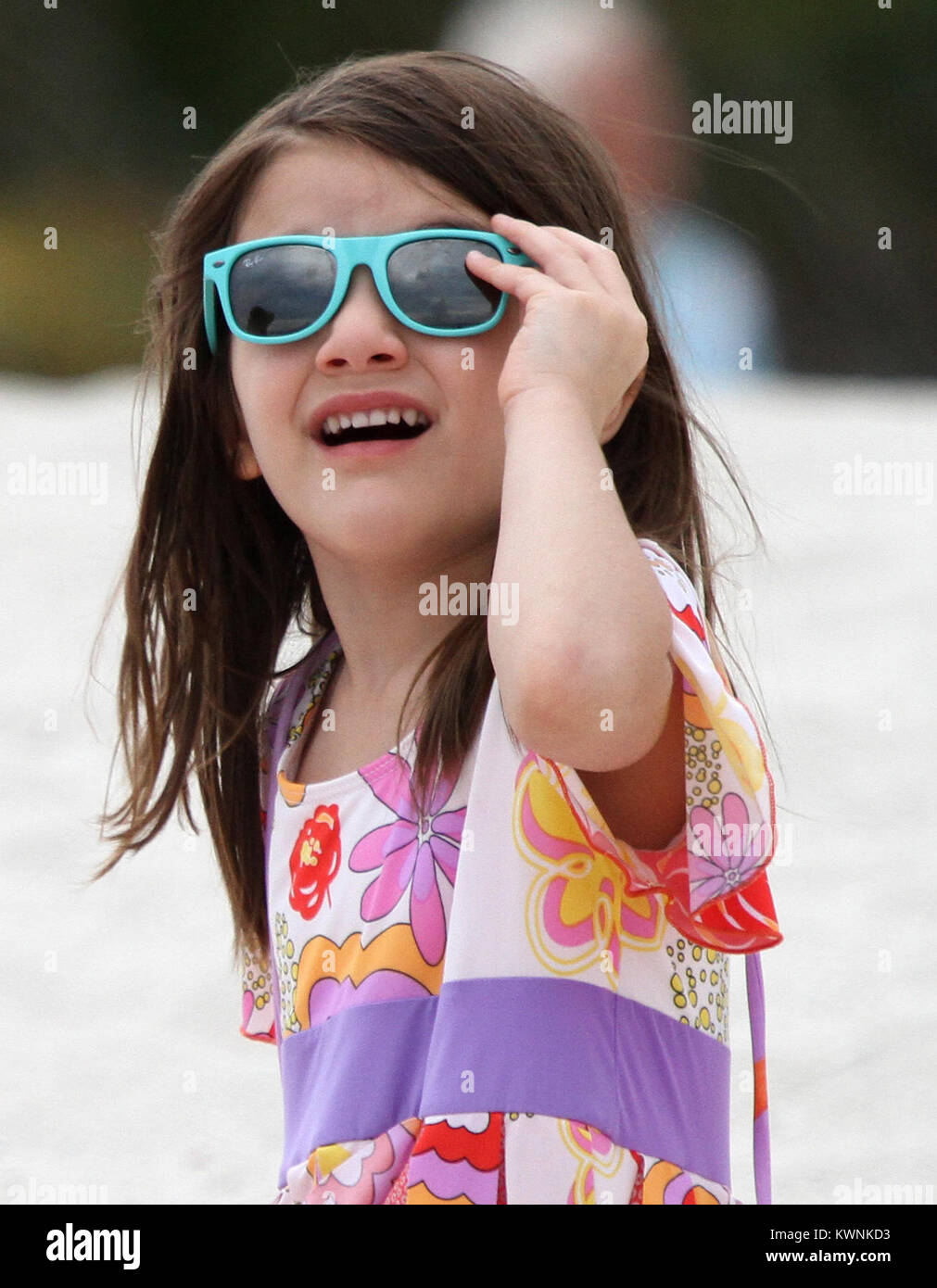 MIAMI BEACH, FL - 18 giugno: Katie Holmes e Suri Cruise aveva una bella giornata di divertimento sulla spiaggia oggi in Miami, al di fuori del loro hotel. La famosa madre e figlia coppia ha giocato nella sabbia e spruzzi delle onde, divertente se stessi mentre Tom Cruise è occupato delle riprese la funzione "Rock di età." Suri non era abbastanza preparati per l'acqua, come ella schizzato intorno in un abito invece di un costume da bagno. Ma, Katie Holmes cullato un bikini rosso, mostrare una pancia piatta e dimostrando che lei non è nascondere un baby bump. Giugno 18, 2011 a Miami Beach, Florida, persone: Katie Holmes, Suri Cruise Foto Stock