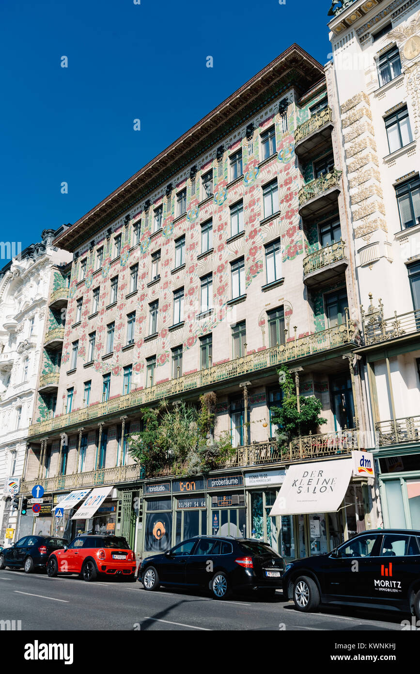 Vienna, Austria - Agosto 17, 2017: Majolikahaus, Maioliche House Apartment House progettata dall architetto Otto Wagner in stile secessione. Foto Stock