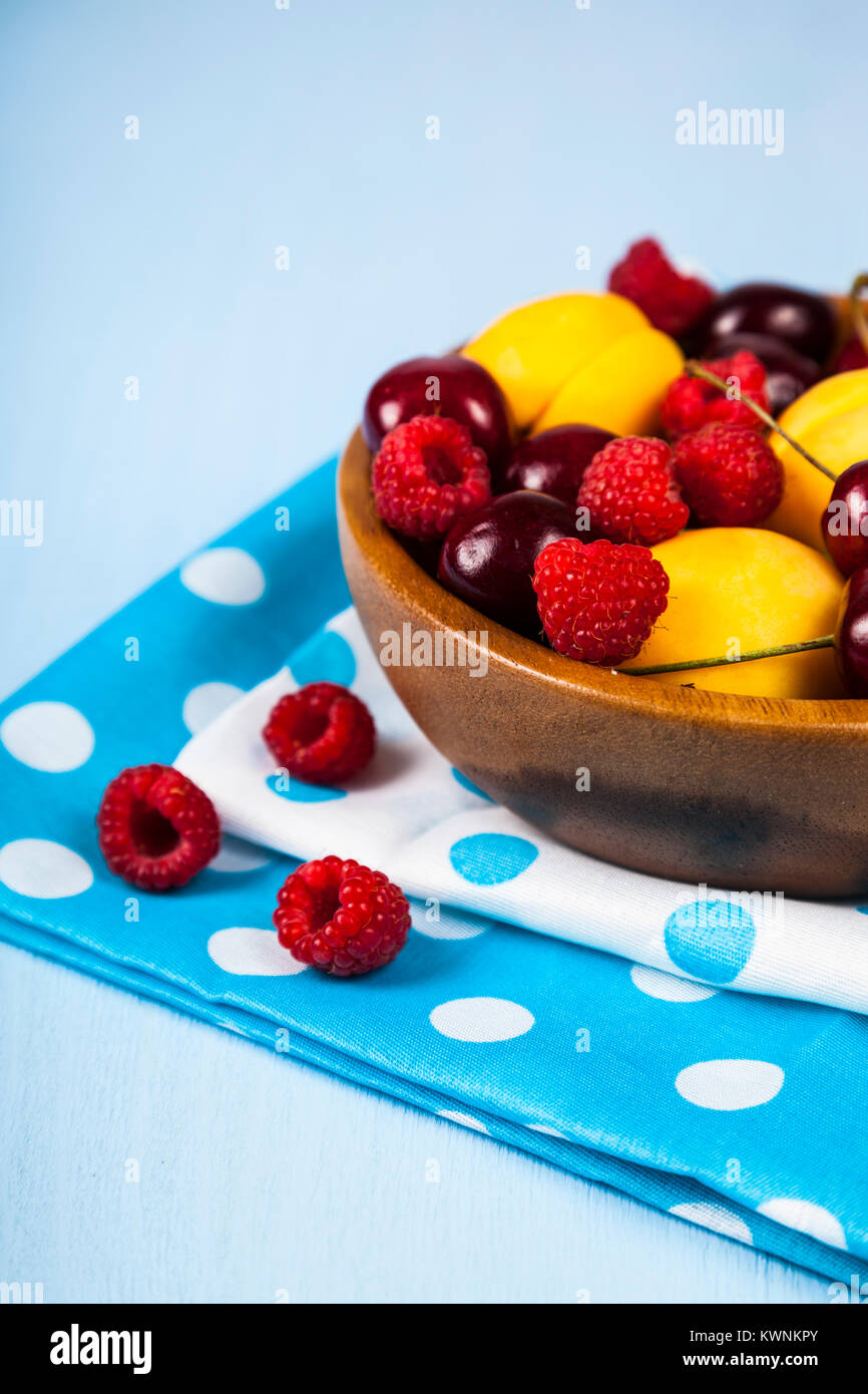 Bacche mature in una piastra su un tavolo di legno. Delizioso e sano dessert close-up, dieta sana. Foto Stock