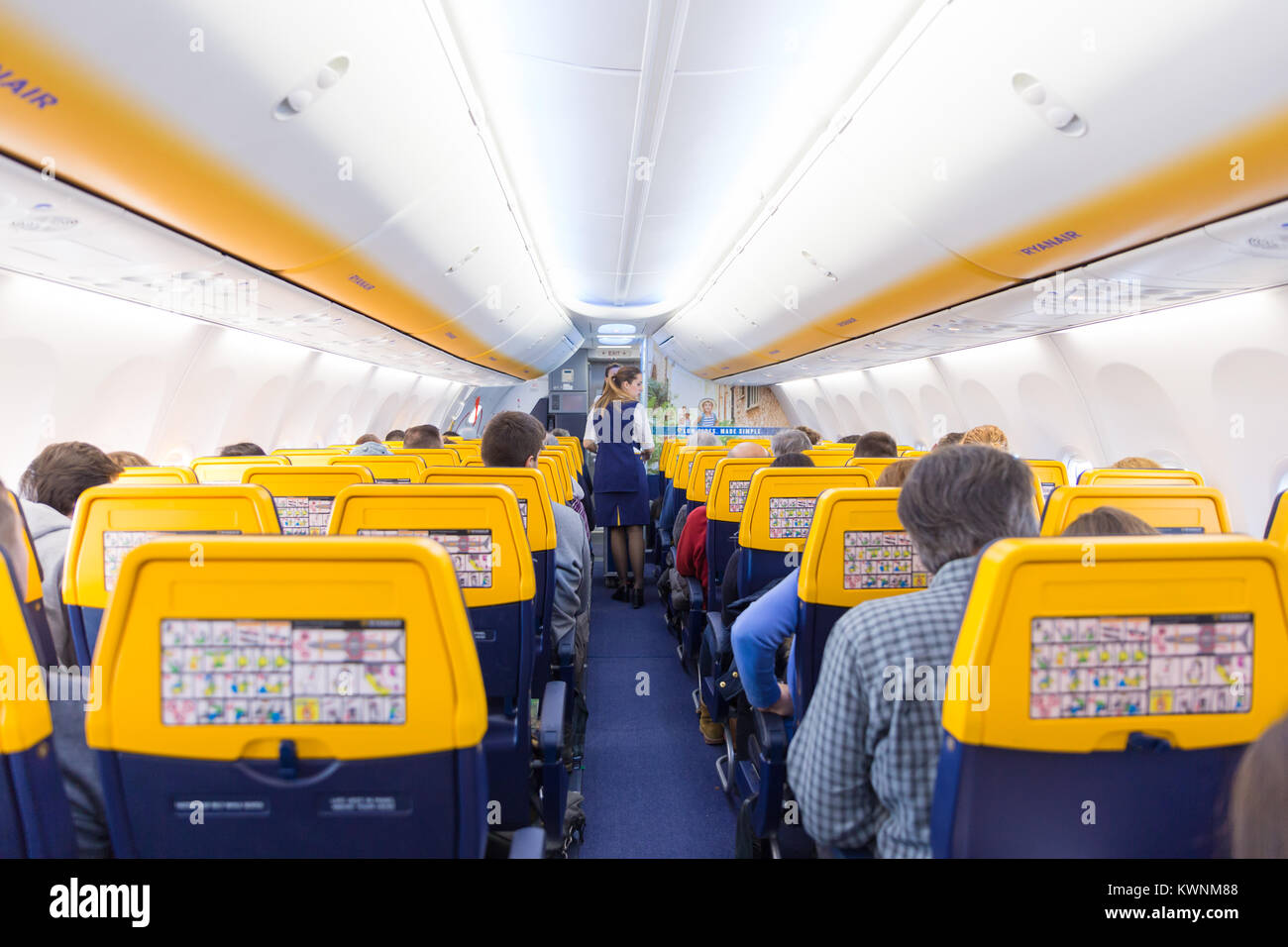 Servizio hostess passeggeri Ryanair volo in aereo il 14 di dicembre, 2017 su un volo da Trieste a Valencia. Foto Stock