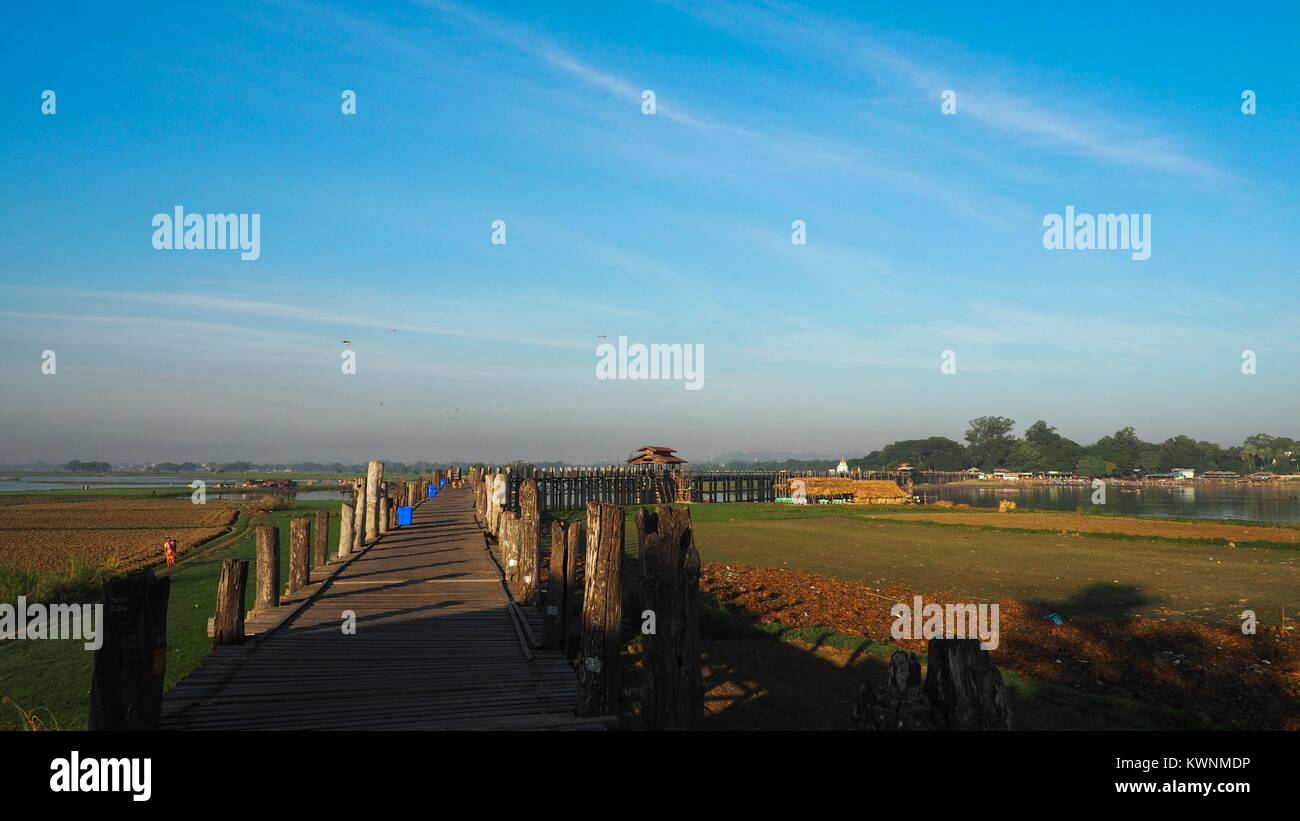 Sunrise in U Bein bridge Amarapura in Myanmar (Birmania). U Bein ponte in teak più lungo Foto Stock