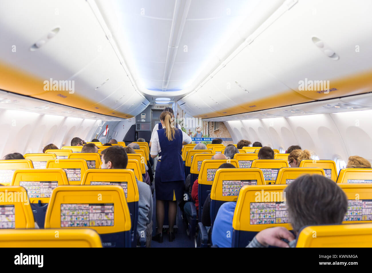 Ryanair stewardess immagini e fotografie stock ad alta risoluzione - Alamy
