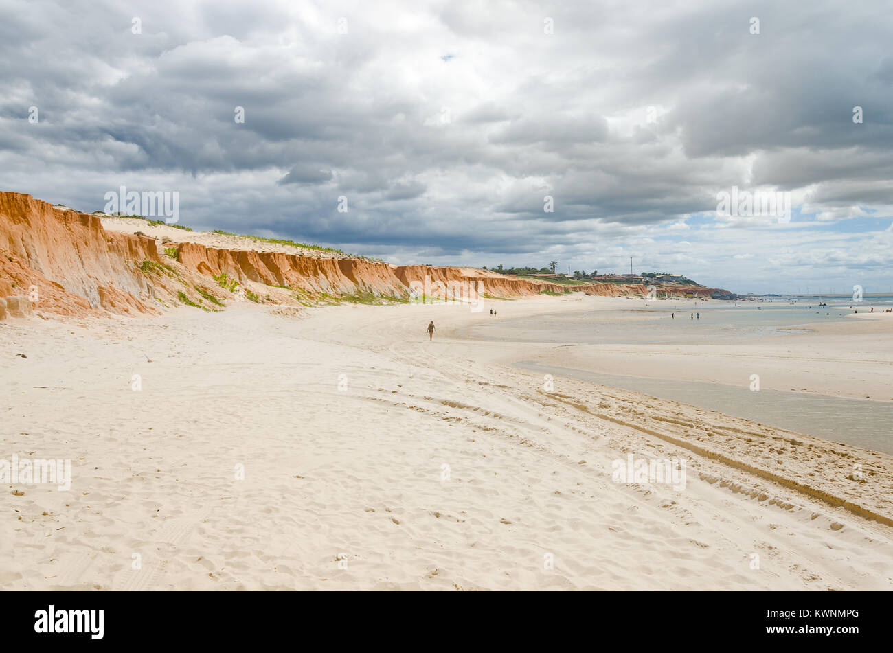 Vista di Canoa Quebrada orange scogliere e spiaggia di sabbia bianca Foto Stock