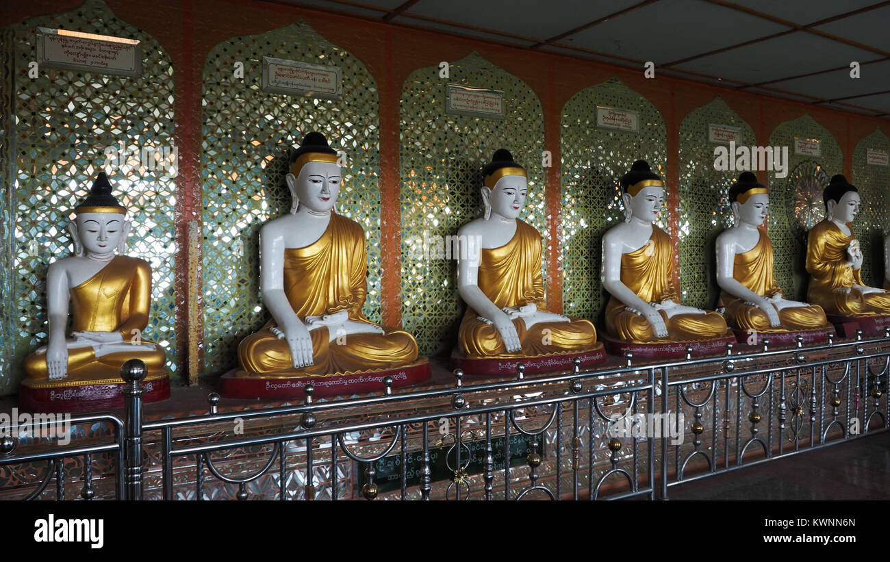 Santuario con la statua di Buddha in presto U Pon Nya Shin Paya, Sagaing, Mandalay Myanmar. (Birmania) Foto Stock