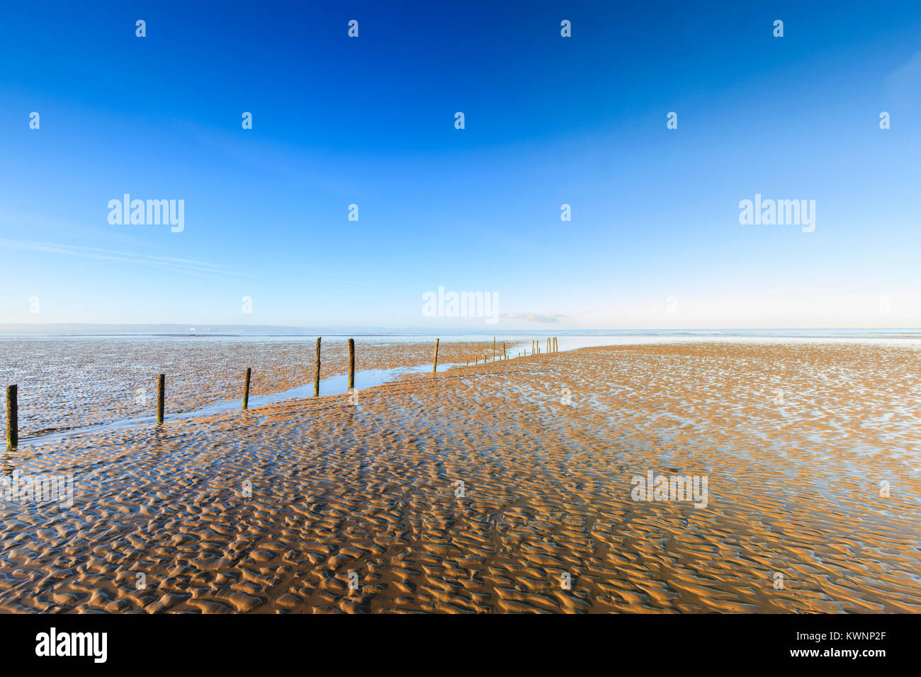 Una vista lungo una spiaggia Berrow, Somerset, Regno Unito. Foto Stock