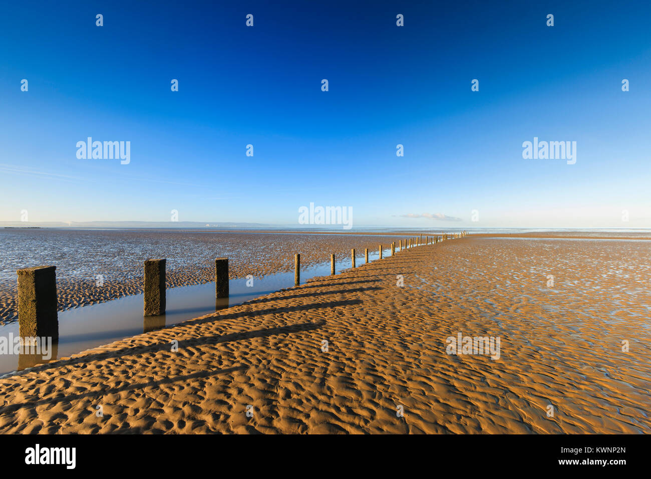 Una vista lungo una spiaggia Berrow, Somerset, Regno Unito. Foto Stock