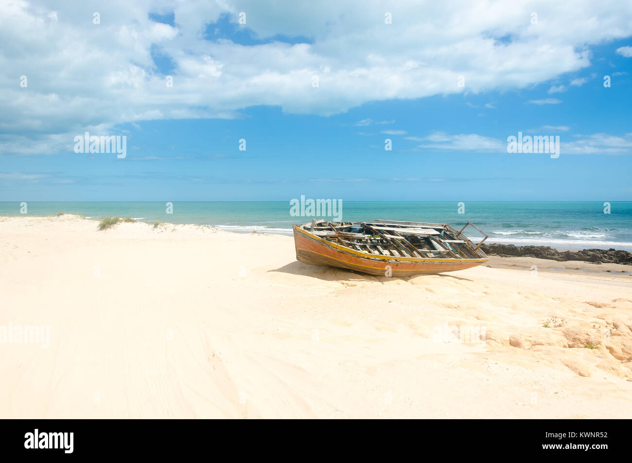 Vista frontale di un rotto Canoe sulla spiaggia di sabbia bianca Foto Stock