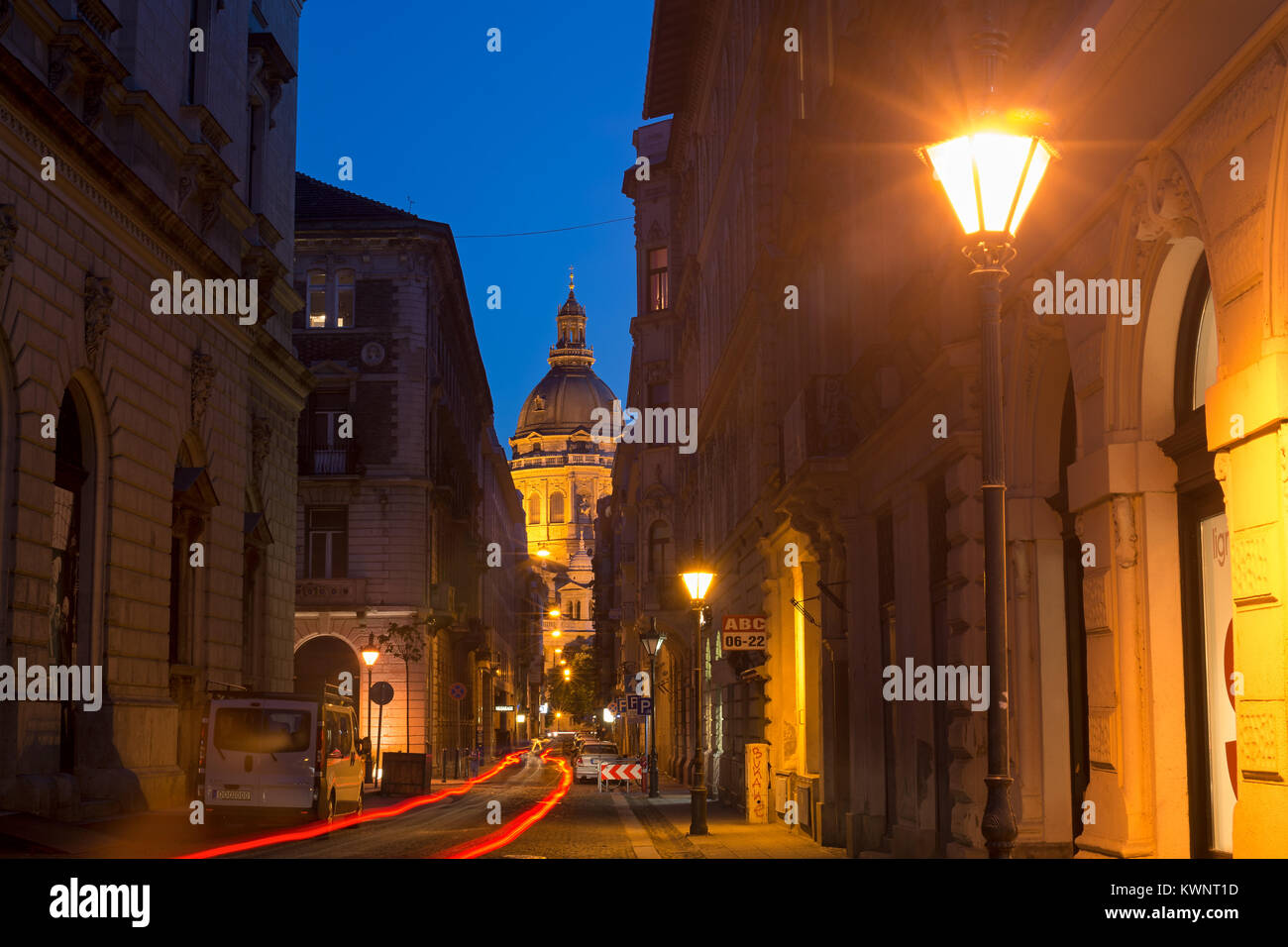 Strada notte a Budapest con Santo Stefano basilica Foto Stock