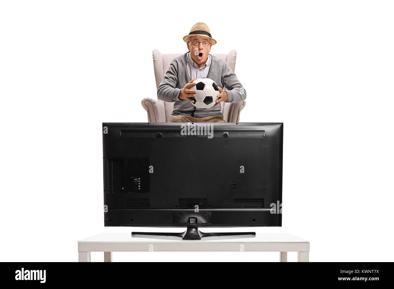 Emozionato uomo maturo seduto in poltrona a guardare il calcio in televisione isolati su sfondo bianco Foto Stock