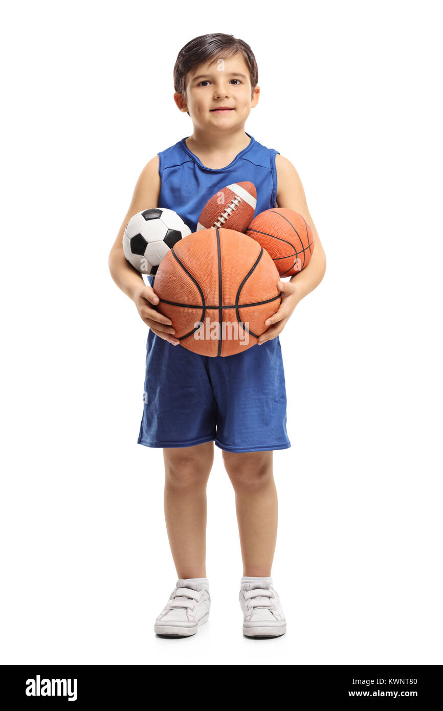 A piena lunghezza Ritratto di un ragazzino che tiene le palle sportive isolati su sfondo bianco Foto Stock
