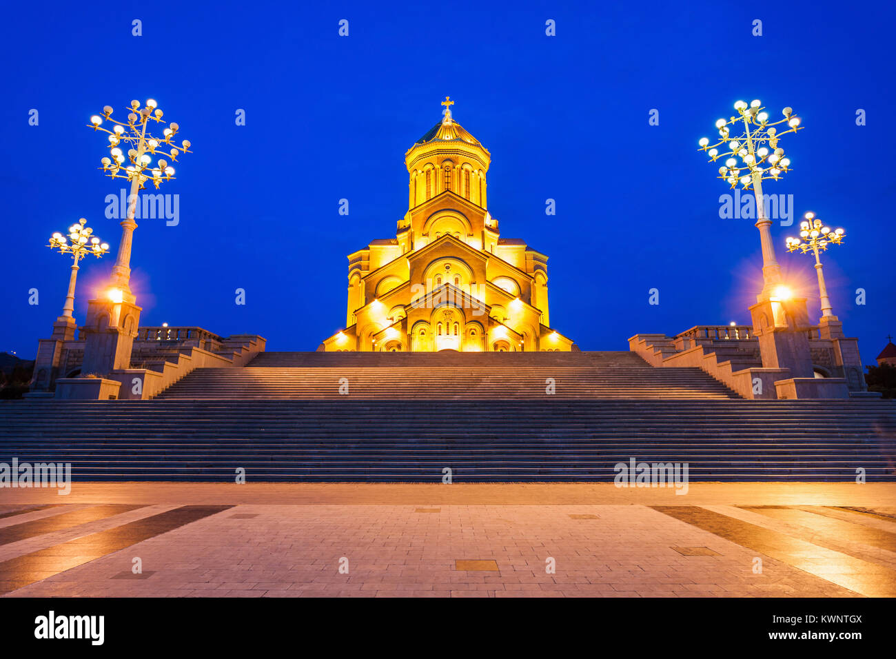 La Cattedrale della Trinità di Tbilisi (Tsminda Sameba di chiesa) al tramonto a Tbilisi, Georgia Foto Stock