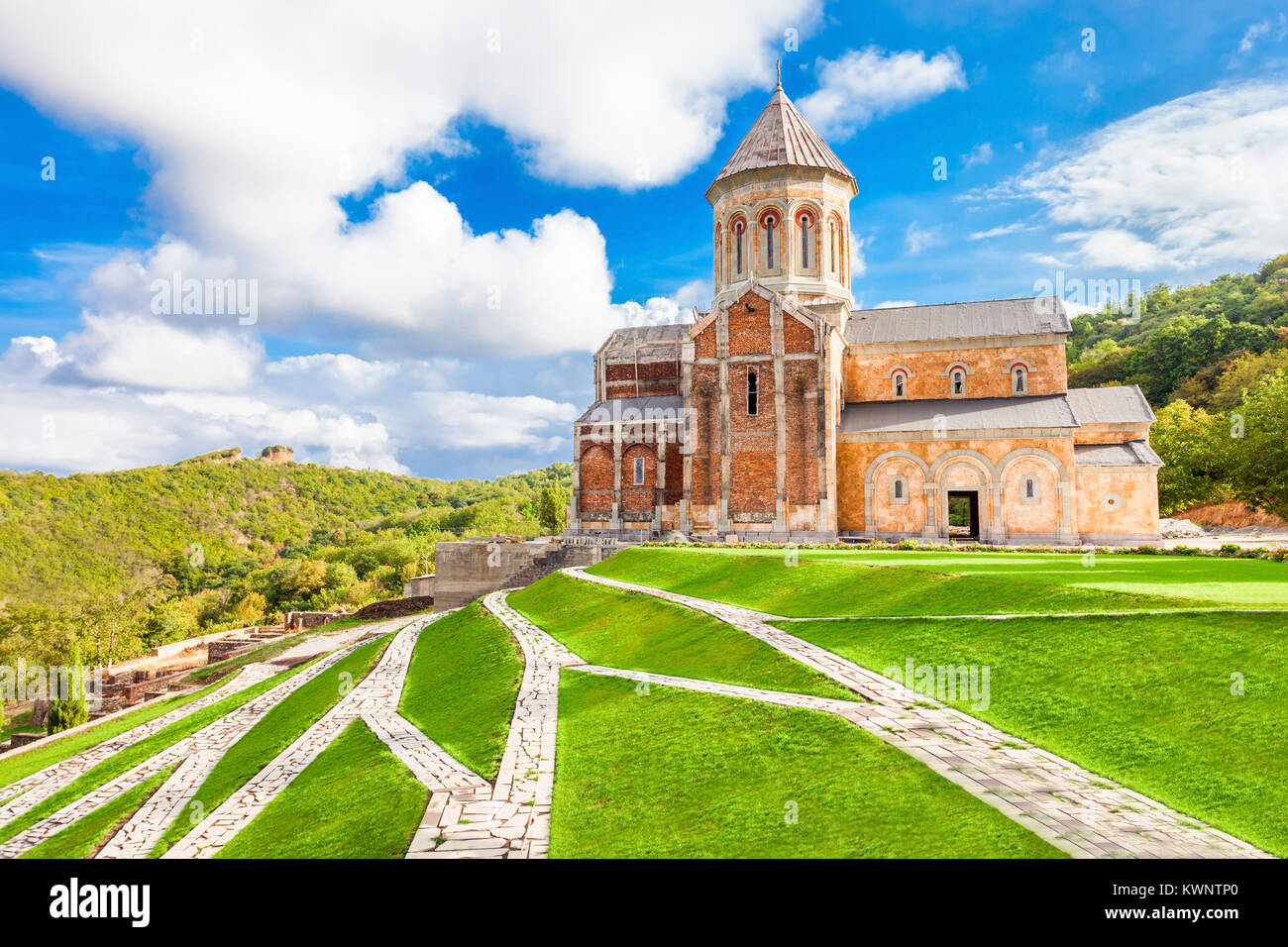 Santa Nino Monastero di Bodbe è una residenza georgiana ortodossa complesso monastico e la sede dei vescovi di Bodbe vicino a Sighnaghi, Georgia. Foto Stock