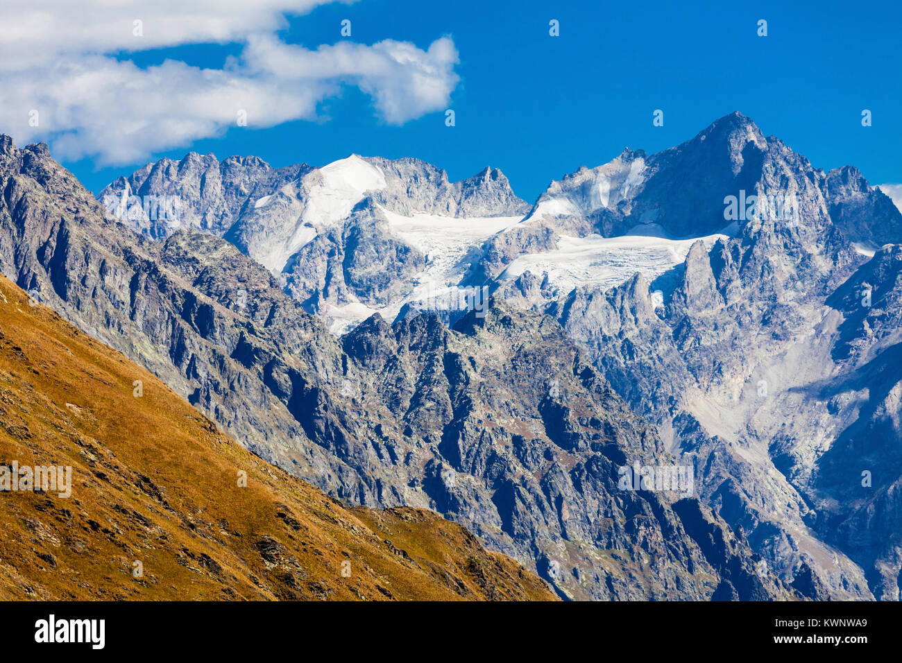 Vista ravvicinata del Caucaso maggiore. È la principale catena montuosa dei  monti del Caucaso Foto stock - Alamy