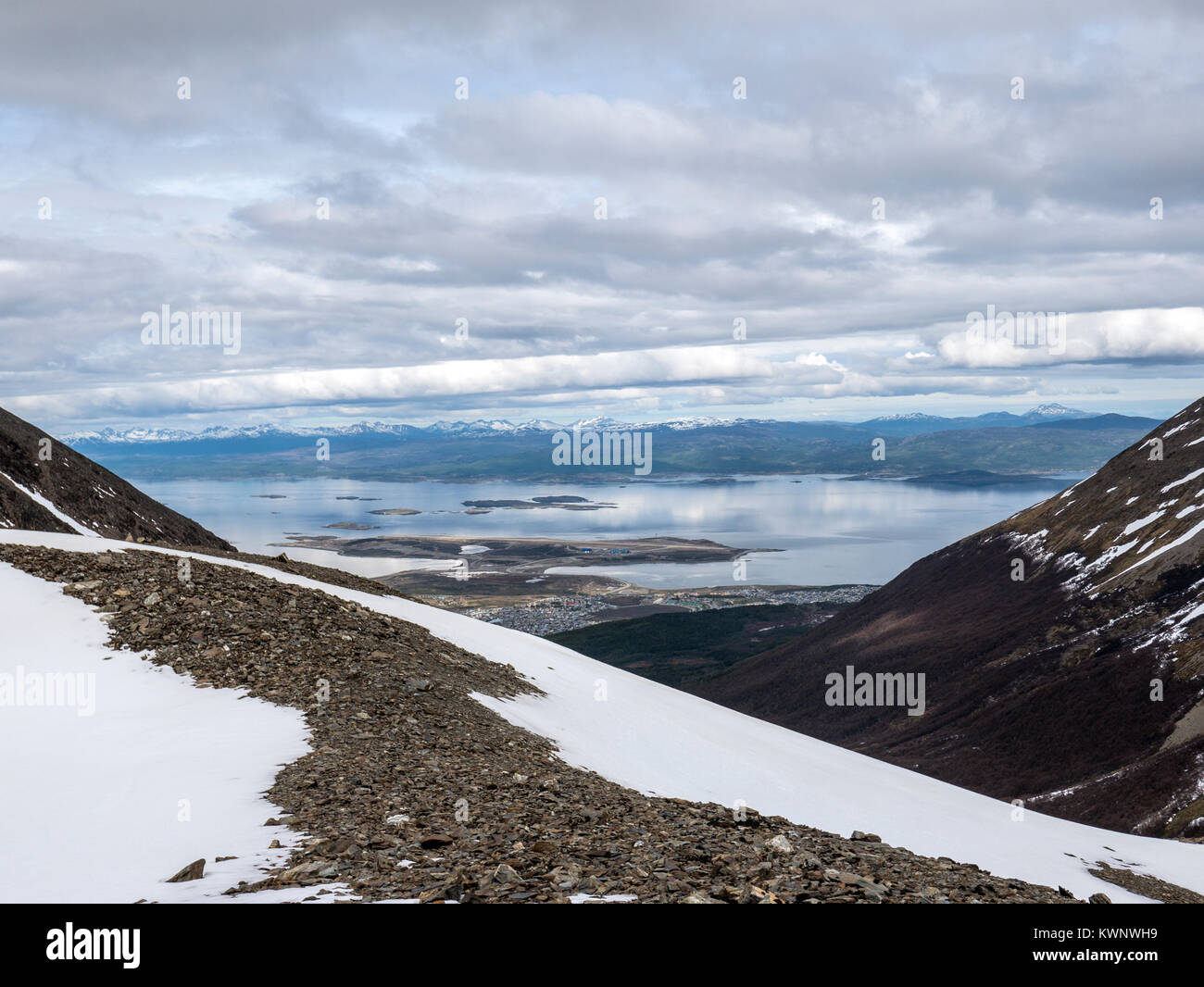 Vista di Ushuaia e Canale di Beagle da Glaciar Martial; Mount Krund; Cerro Castor; Argentina Foto Stock