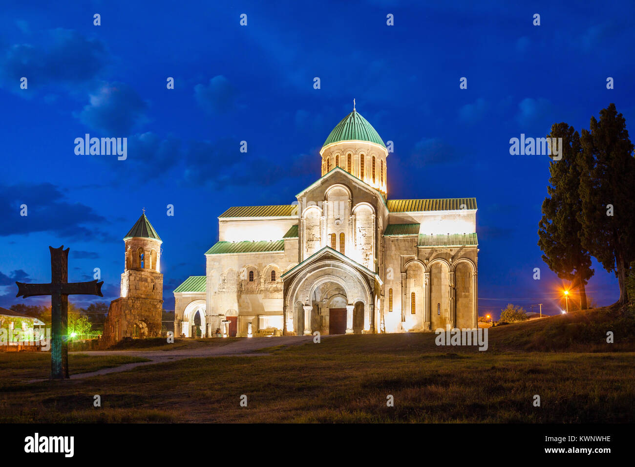 La cattedrale di Bagrati in notturna a Kutaisi, Georgia. Foto Stock