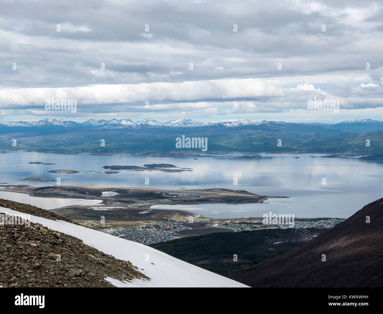 Vista di Ushuaia e Canale di Beagle da Glaciar Martial; Mount Krund; Cerro Castor; Argentina Foto Stock