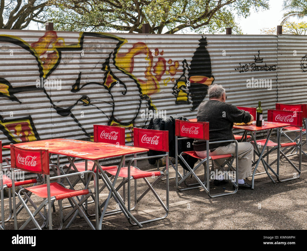 Persone a outdoor cafe lungo la costa vicino Aeroporto Aeroparque Jorge Newbery; Buenos Aires, Argentina Foto Stock