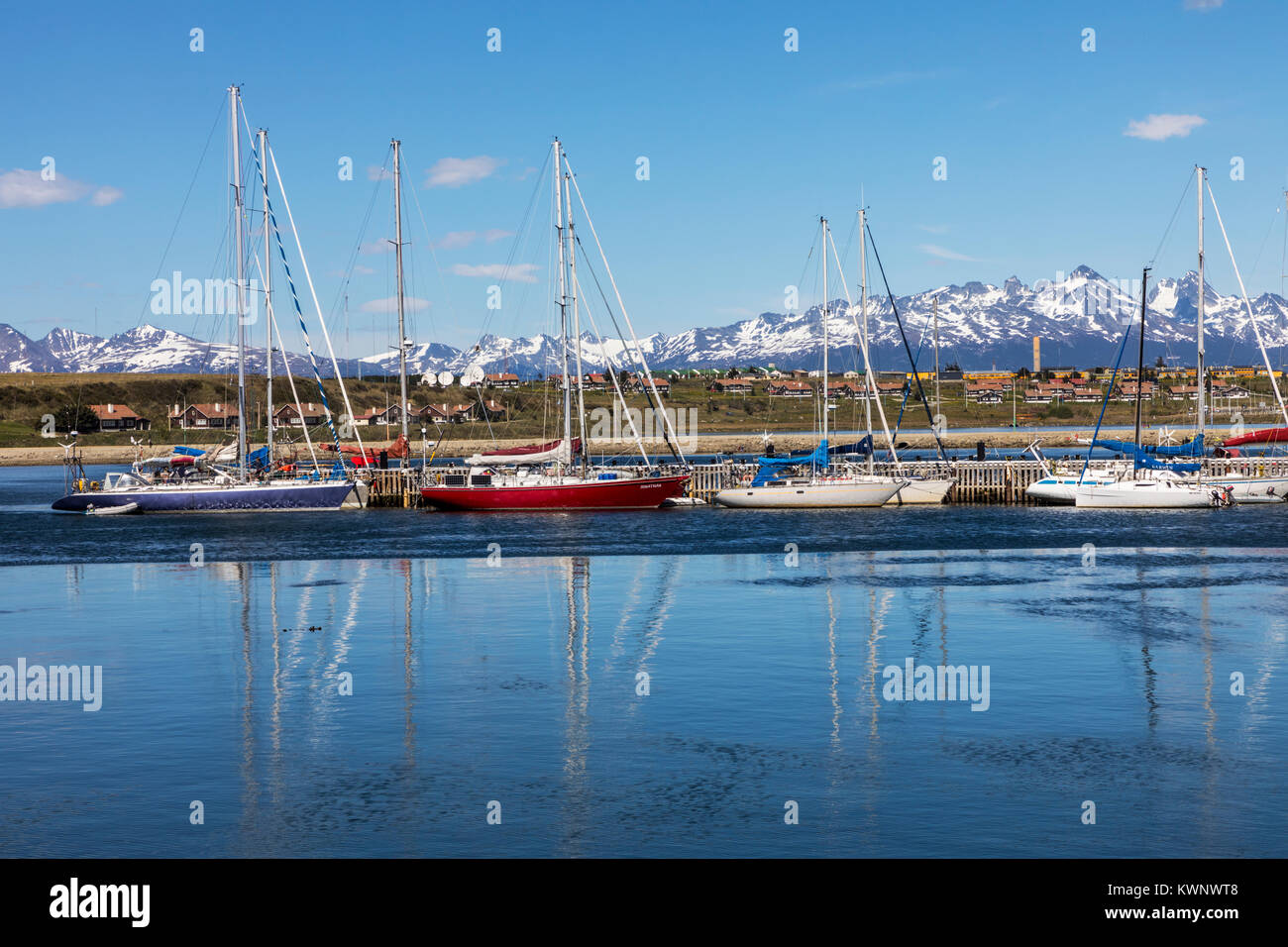Barche a vela al dock e spedizione in porto di Ushuaia, Argentina Foto Stock