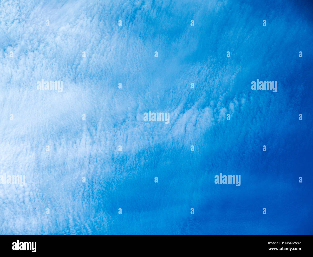 Nuvole retroilluminato contro il blu cobalto del cielo; Aeroparque Jorge Newbery; Buenos Aires, Argentina Foto Stock