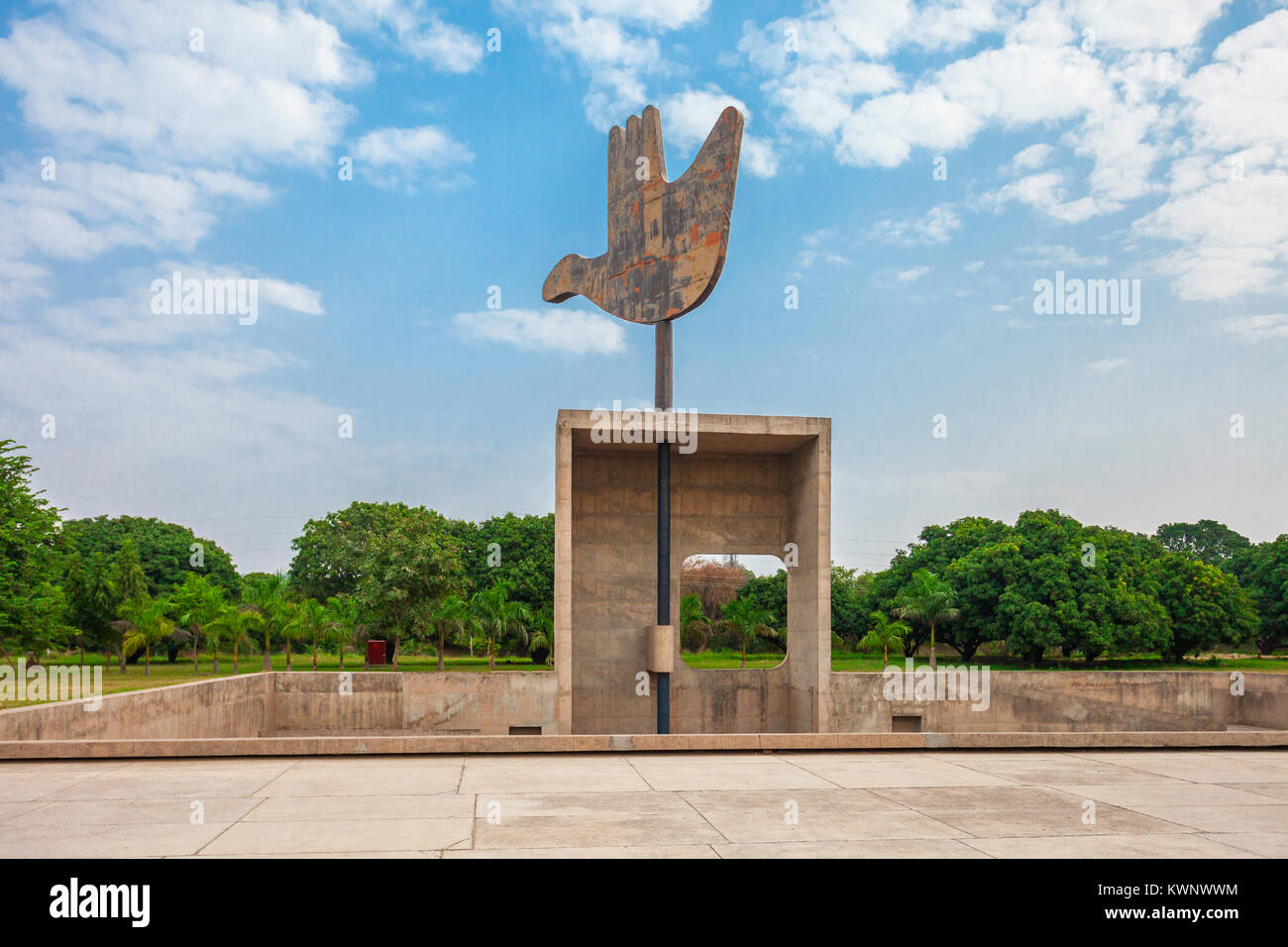 La mano aperta monumento è una struttura simbolica situato nell'Unione indiana Territorio di chandigarh, India, Foto Stock