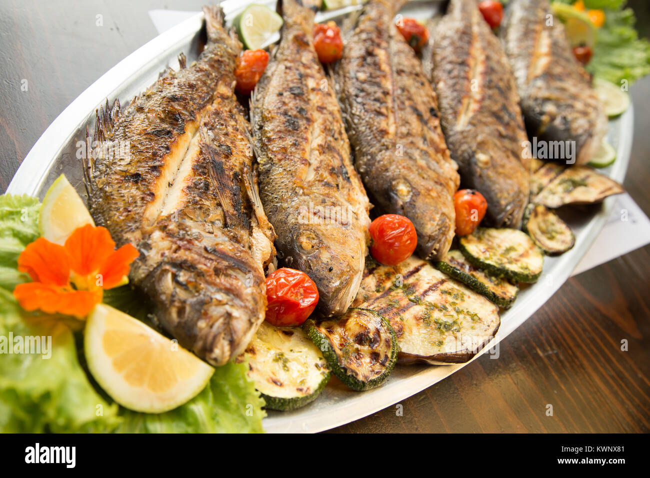 Grigliate di pesce, nella konoba, Dalmazia, Croazia. Foto Stock