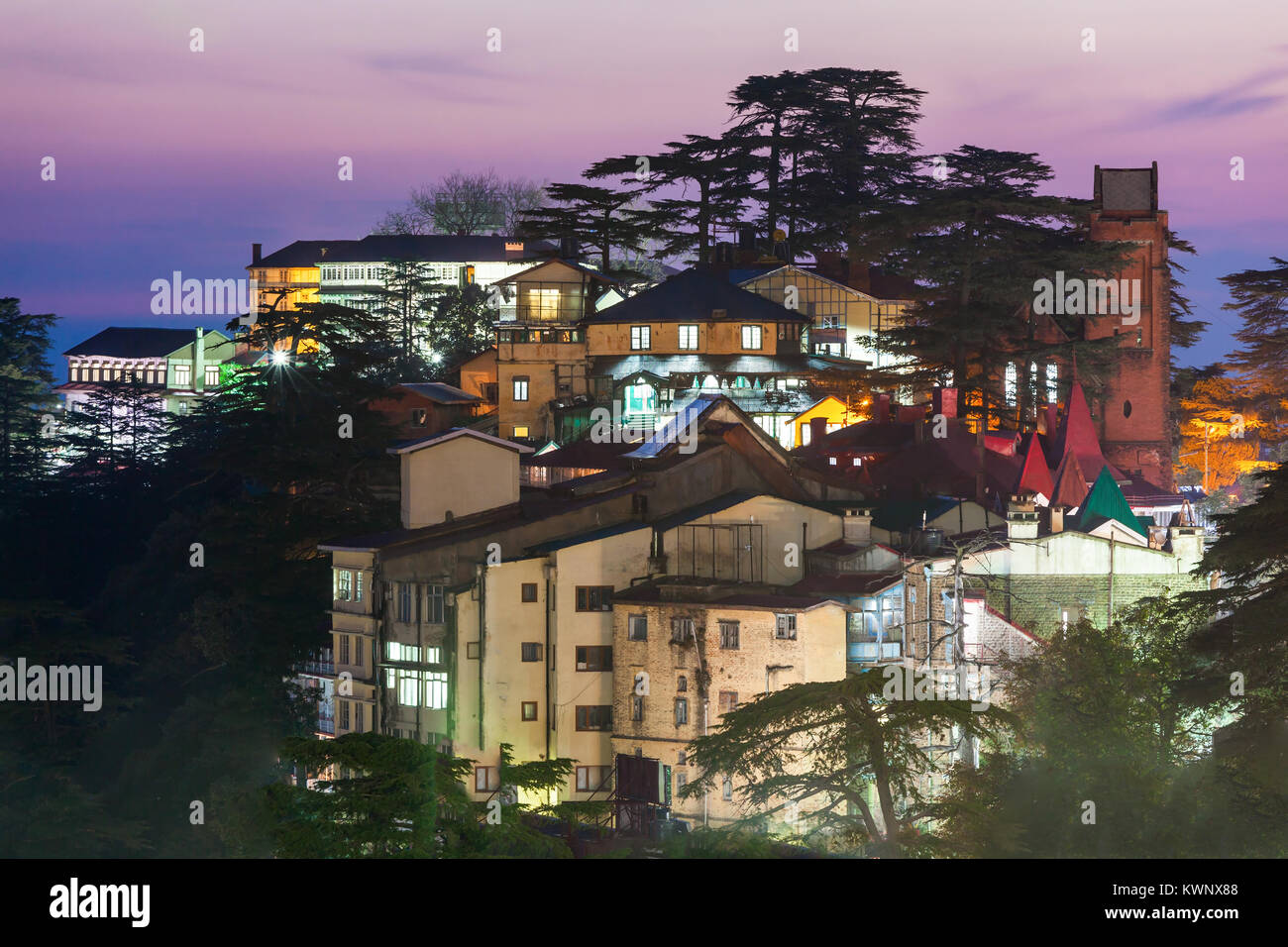 Shimla vista aerea, è la capitale dello stato indiano di Himachal Pradesh, situato nel nord dell'India. Foto Stock