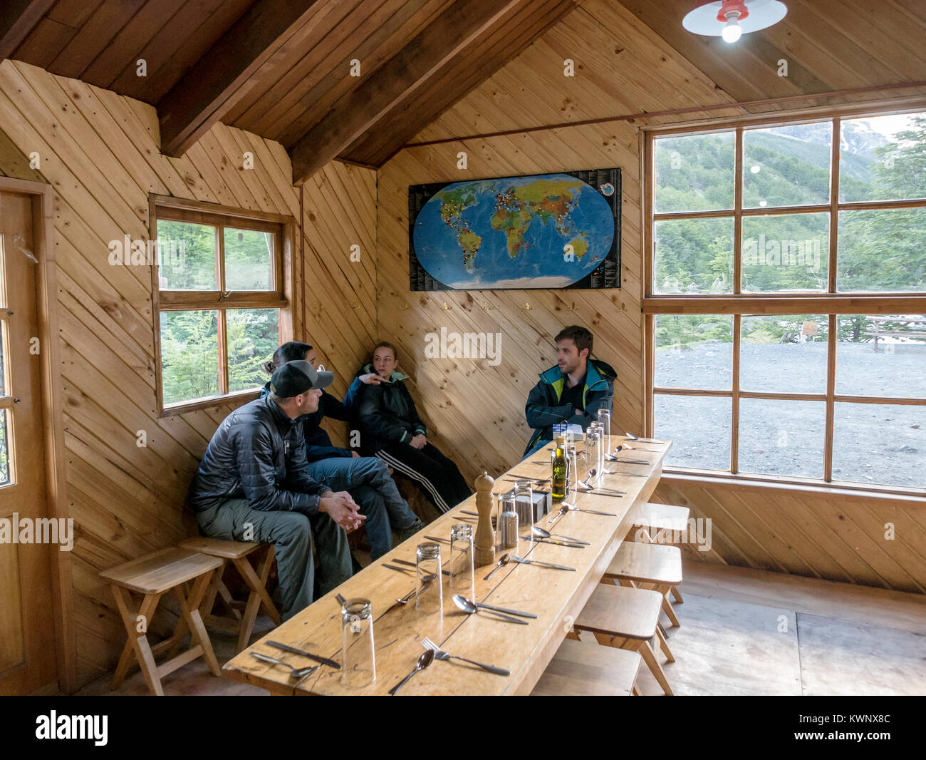 Il trekking relax nel refugio; rifugio; Lodge at El Chileno camp site; Parco Nazionale Torres del Paine; Cile Foto Stock