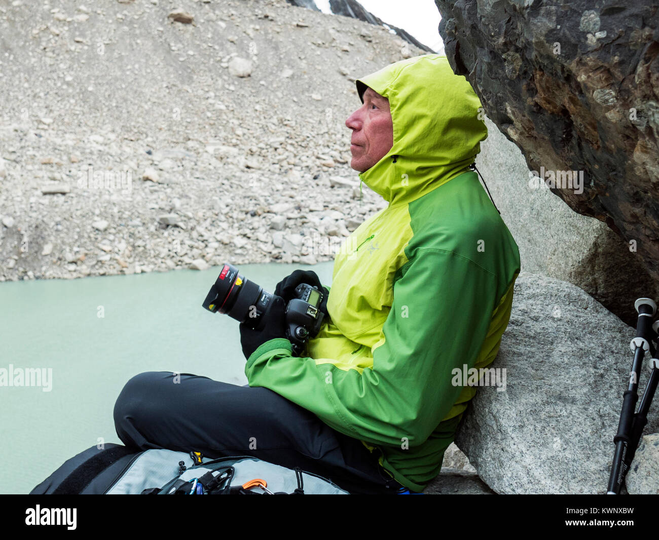 Fotografo in pre-alba luce in attesa di acquisire il famoso Torres del Paine; Parco Nazionale Torres del Paine; Cile Foto Stock