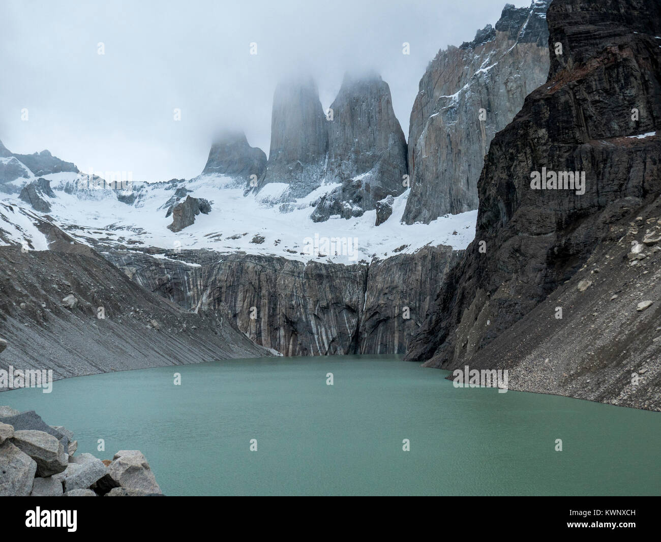 Nuvole basse in pre-alba luce; famoso Torres del Paine; Parco Nazionale Torres del Paine; Cile Foto Stock