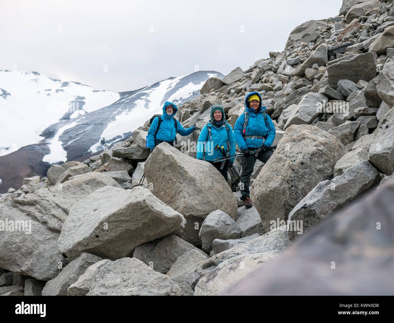 Intrepid escursionisti in pre-alba luce in attesa di fotografare il famoso Torres del Paine; Parco Nazionale Torres del Paine; Cile Foto Stock