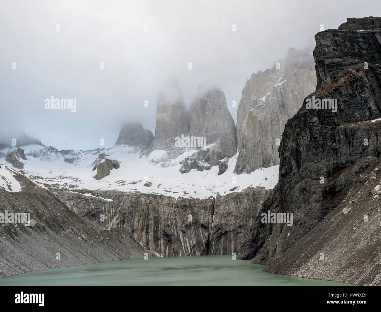 Nuvole basse in pre-alba luce; famoso Torres del Paine; Parco Nazionale Torres del Paine; Cile Foto Stock