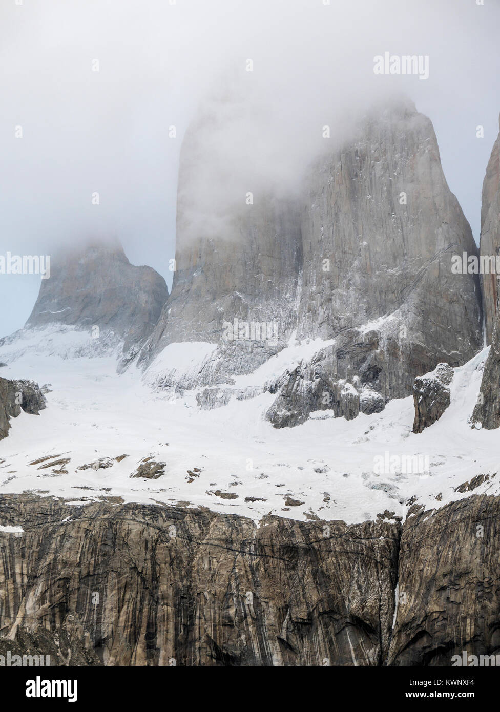 Nuvole basse in pre-alba luce; famoso Torres del Paine; Parco Nazionale Torres del Paine; Cile Foto Stock