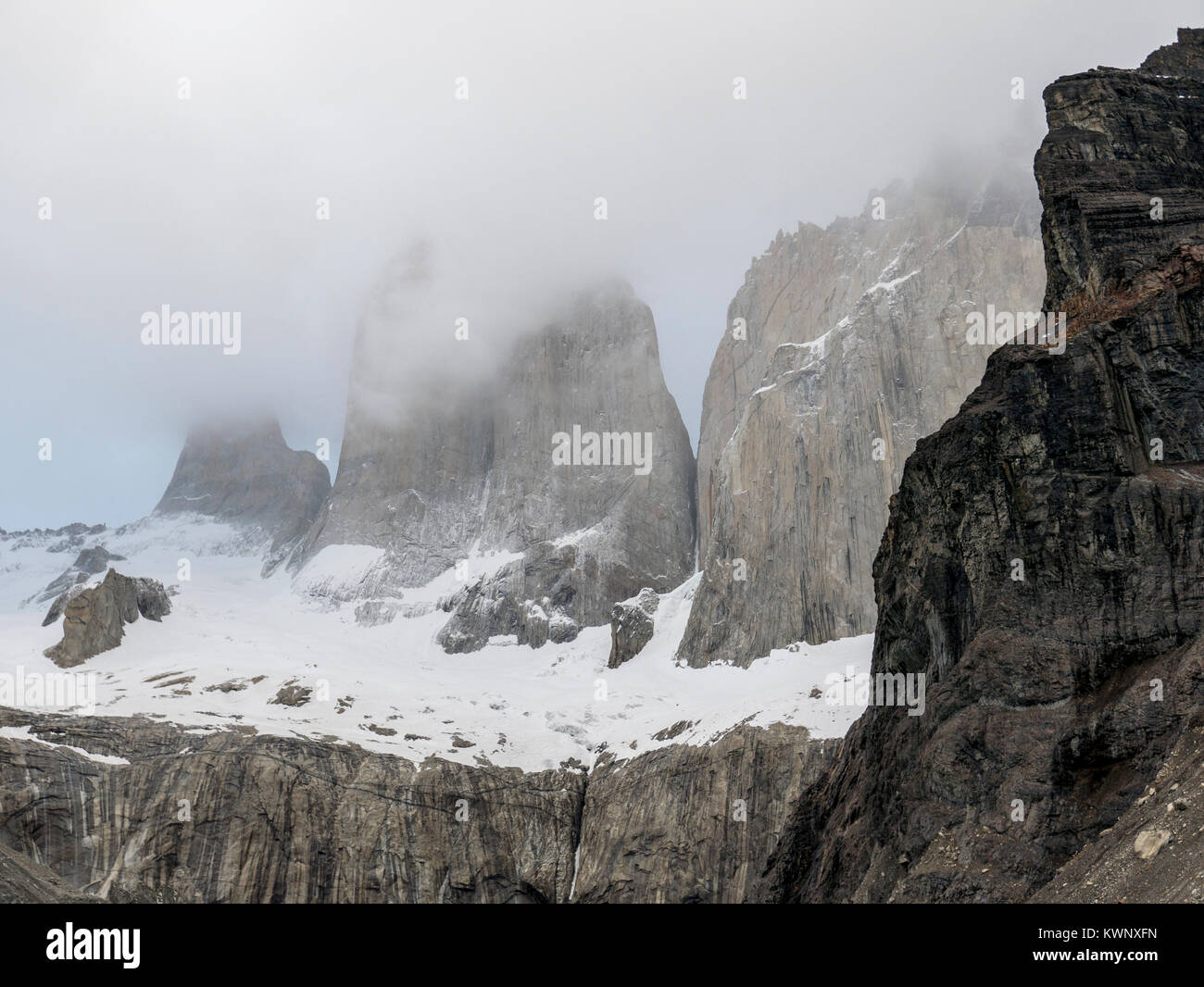Nuvole basse in pre-alba luce; famoso Torres del Paine; Parco Nazionale Torres del Paine; Cile Foto Stock