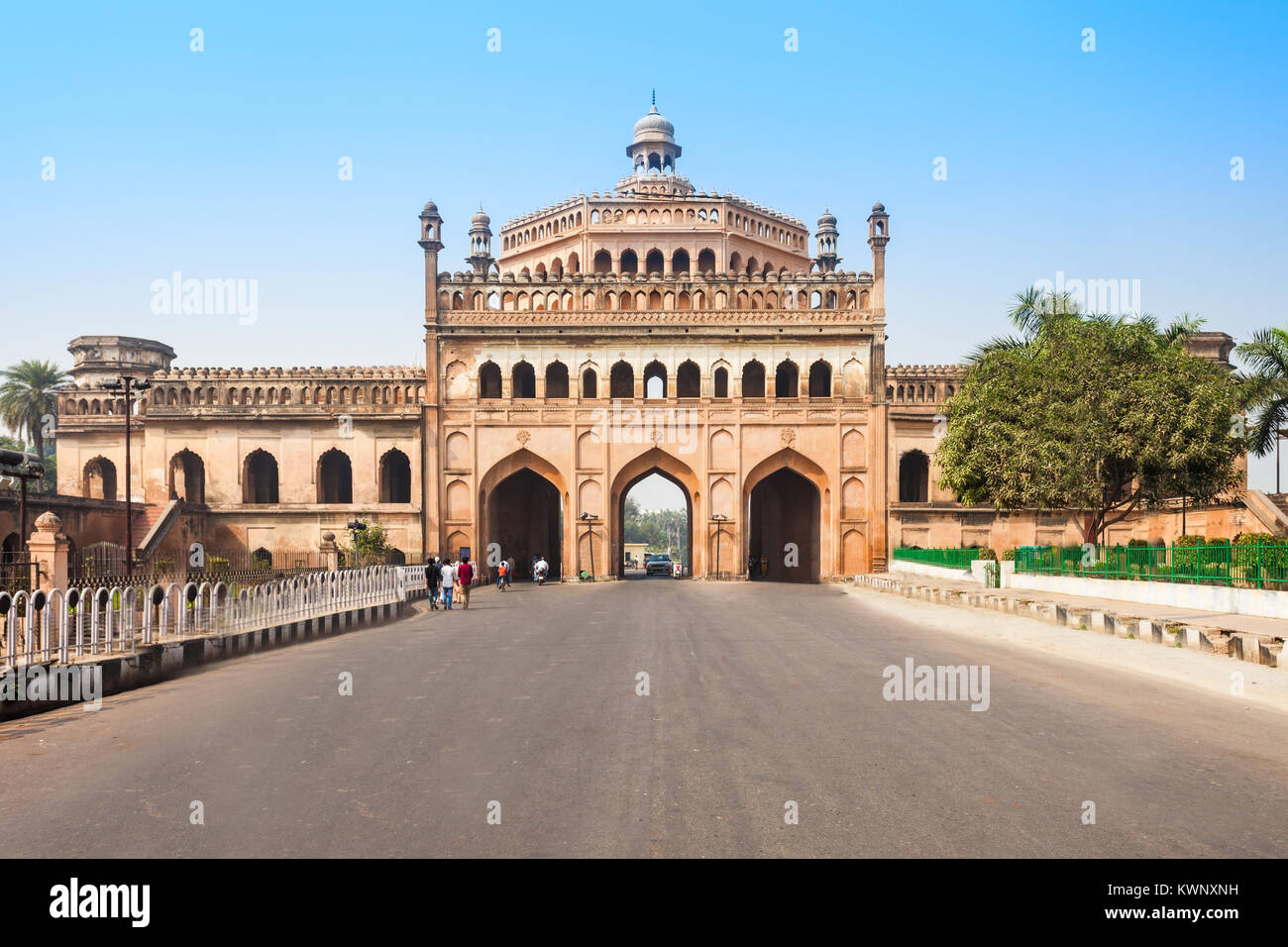 La Rumi Darwaza (Turco Gate) nella città di Lucknow, nello stato di Uttar Pradesh dell India è un imponente gateway. È un esempio di architettura Awadhi. Foto Stock