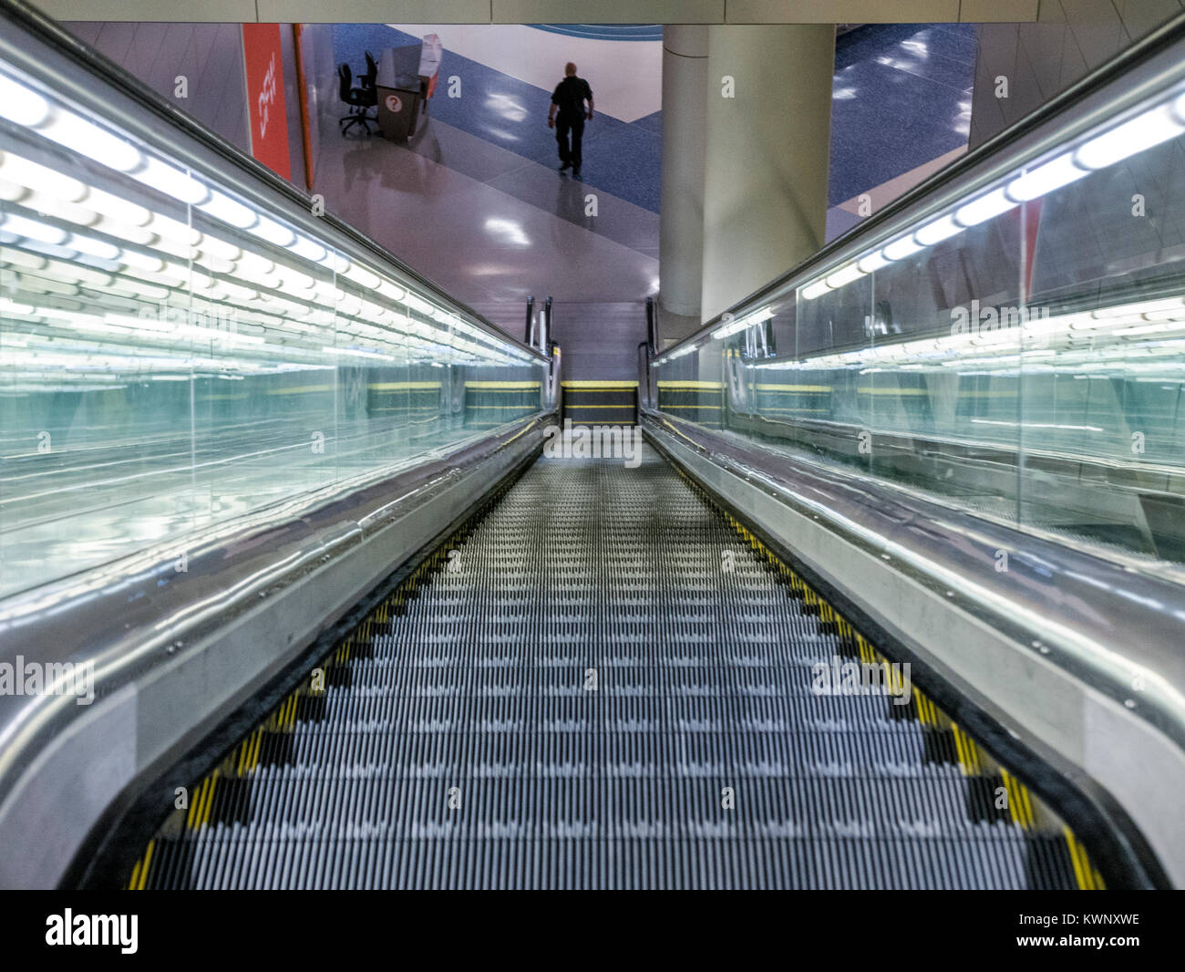 Visualizza in basso sulla scala mobile & viaggiatori; di Dallas/Fort Worth International Airport, Dallas, Texas, Stati Uniti d'America Foto Stock