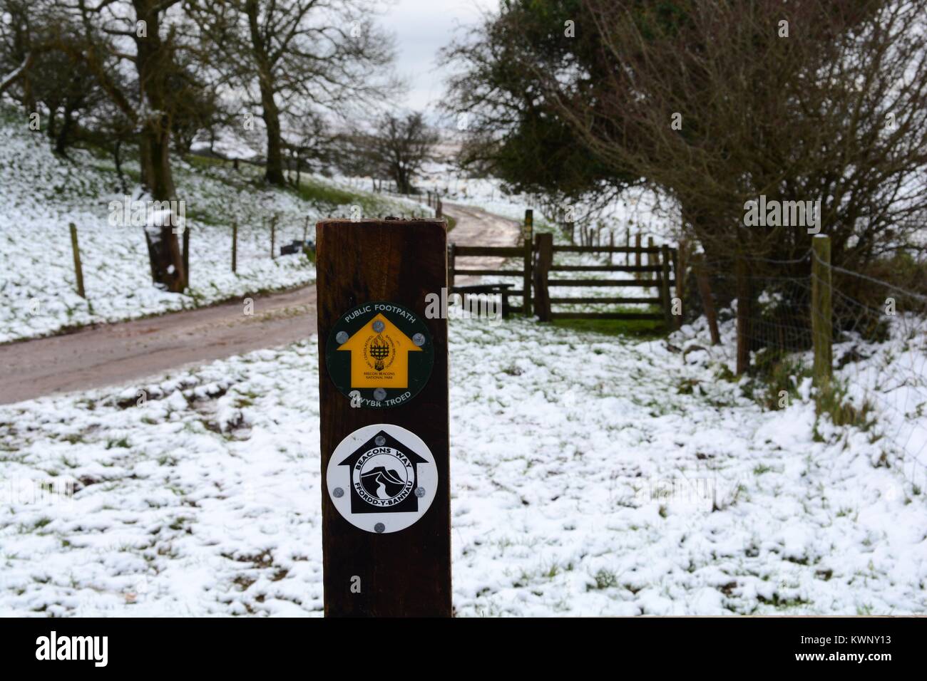 Modo Brecons sentiero pubblico segno Mynydd Du Parco Nazionale di Brecon Beacons Fforest Fawr Geopark Carmarthenshire Galles Cymru REGNO UNITO Foto Stock