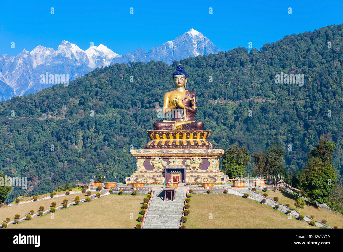 Il Buddha Park di Ravangla si trova sulla strada per il Monastero Ralong ai piedi della collina di Maenam santuario della fauna selvatica nel sud il Sikkim, India Foto Stock