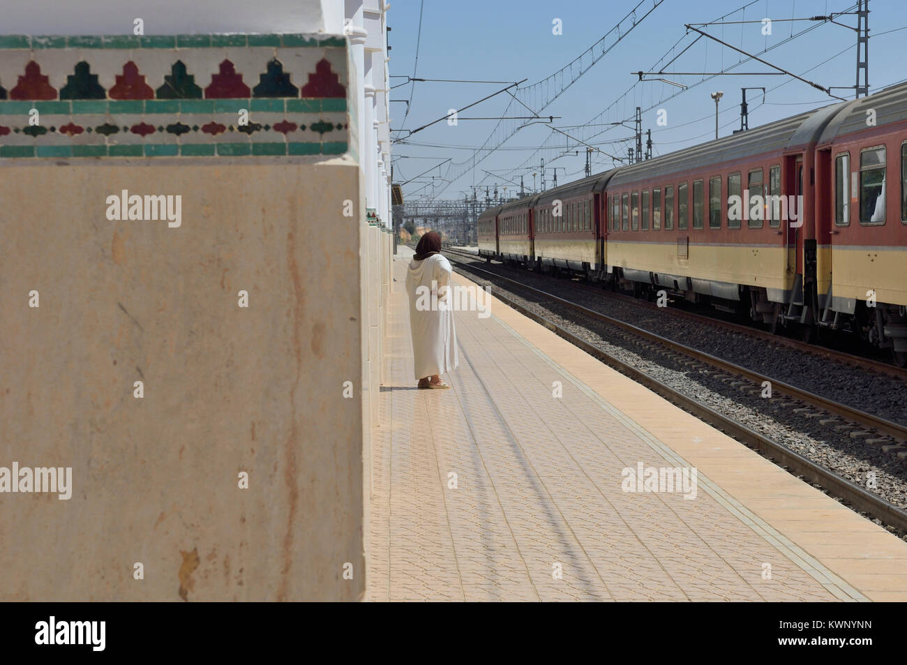 Una donna in attesa di un treno, Marocco, Africa del Nord Foto Stock