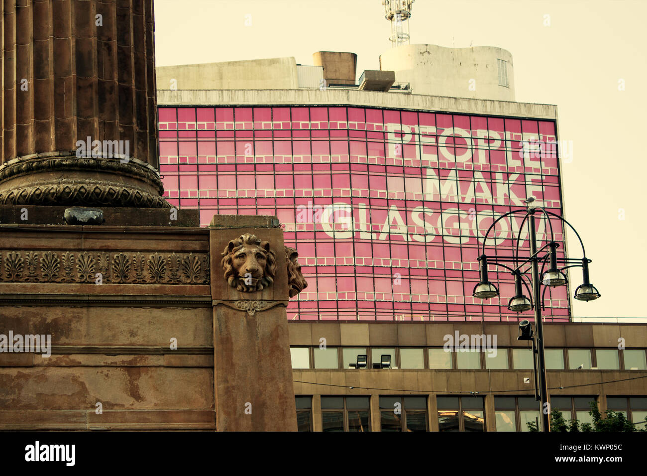 Le persone fanno Glasgow il branding sul lato di un edificio, George Square, Glasgow, Scozia Foto Stock