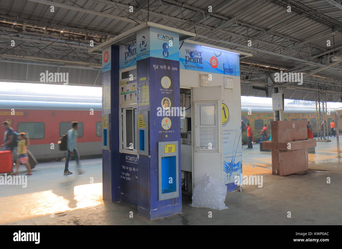 Acqua potabile distributore kiosk presso Agra Canntt stazione ferroviaria in Agra India. Foto Stock