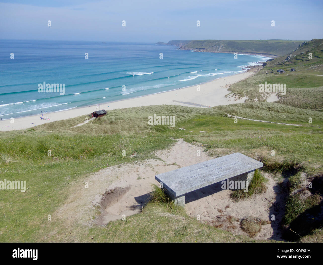 Banco di pietra a Sennen Cove Beach, il Whitesands Bay, Sennen Cove, penisola di Penwith, Cornwall, Inghilterra, Regno Unito in giugno Foto Stock Banco di pietra a Sennen Cove Beach, il Whitesands Bay, Sennen Cove, penisola di Penwith, Cornwall, Inghilterra, Regno Unito in giugno Foto Stock