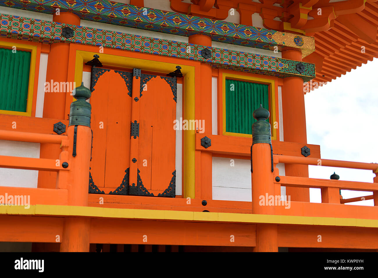 Dettagli architettonici di Sanjunoto pagoda a Kiyomizu-dera tempio Buddista dipinto in colore arancio brillante con ornamenti colorati. Kyoto, Giappone. Foto Stock