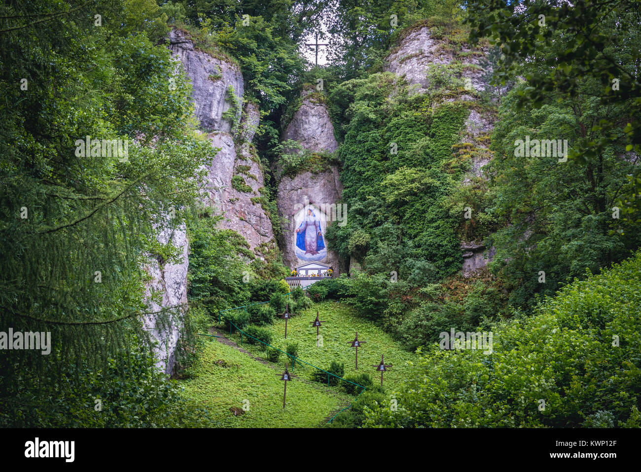 La Madonna dipinto sulla roccia sopra aria aperta chiesa Mnikowska nella riserva naturale della valle nella Piccola Polonia Voivodato in Polonia Foto Stock