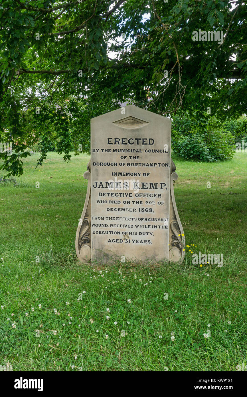 Lapide per James Kemp un funzionario di polizia che morì nel 1869 a seguito di una ferita gunshot; fatturazione cimitero Road, Northampton, Regno Unito Foto Stock