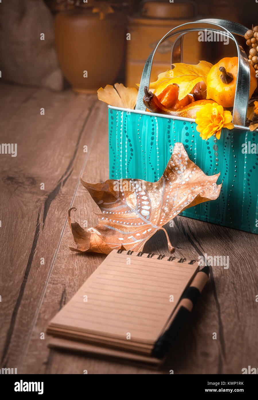 Vuoto portatile su un tavolo di legno sul wintage cucina con decorazioni d'autunno. DOF poco profondo, concentrarsi sulle foglie di autunno. Questa immagine è tonica Foto Stock