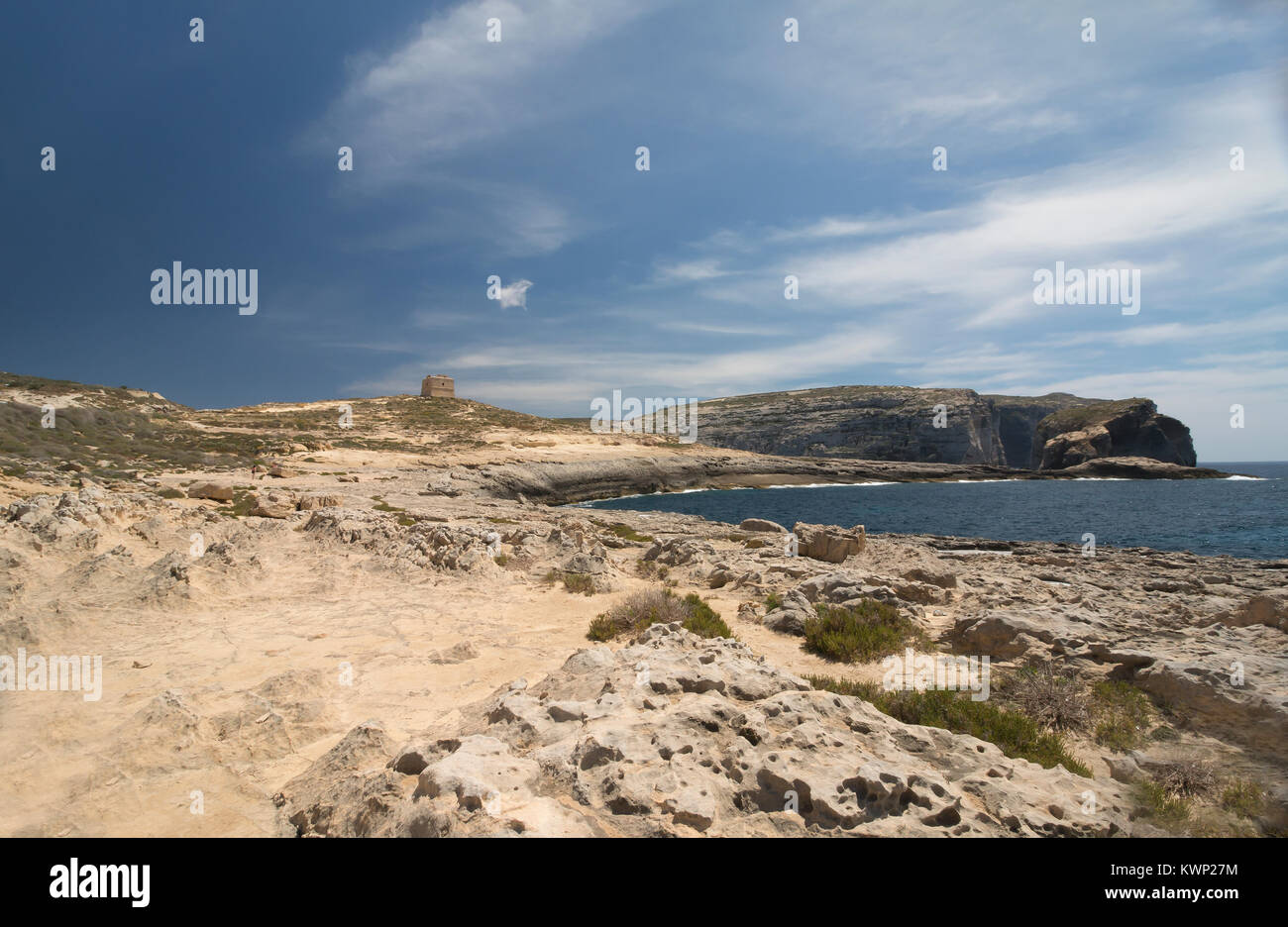 Una immagine di una torre di avvistamento e la costa a Dwerja Bay, Gozo, che è un'isola dell'arcipelago maltese nel Mar Mediterraneo. Foto Stock