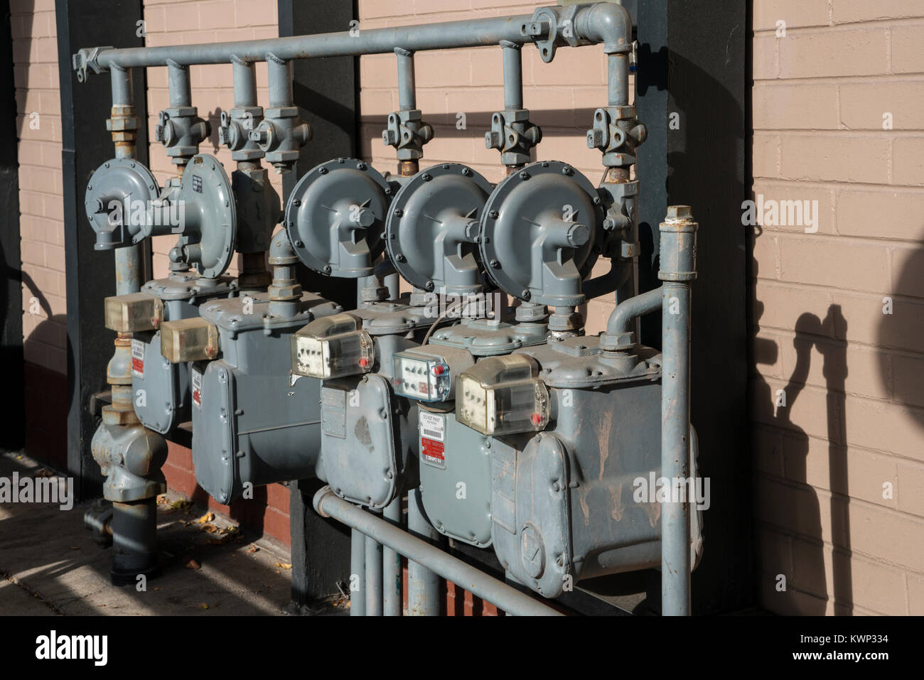 Grigio multiple contatori del gas oltre alla creazione Foto Stock